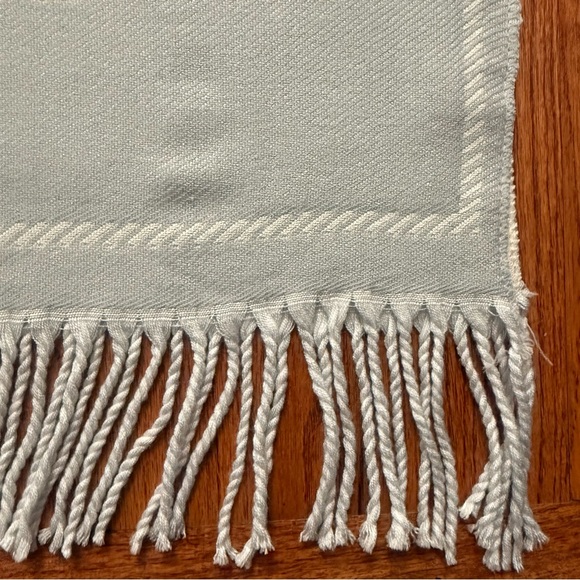Hermès fringe scarf in light gray and white cashmere and silk - Picture 5 of 13